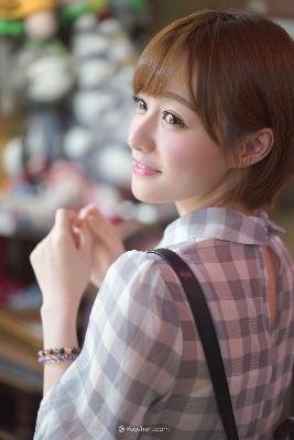 年轻的女孩在办公室推荐香水